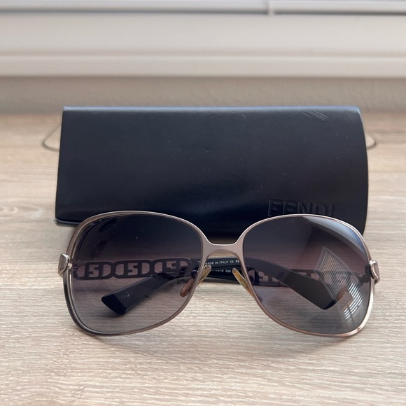 Fendi Black Sunglasses with Sleek Design - Picture 8 of 8